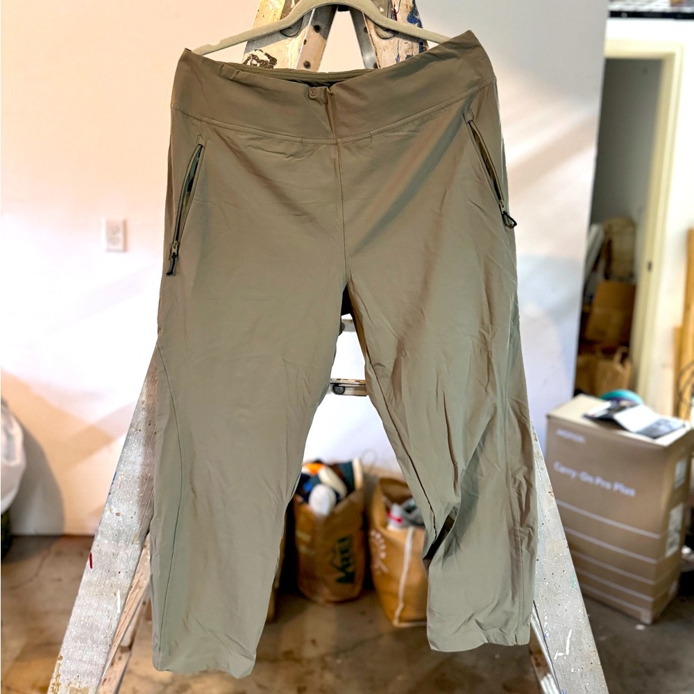 Women’s Mountain Hardwear Cropped Lightweight Pants Size Large